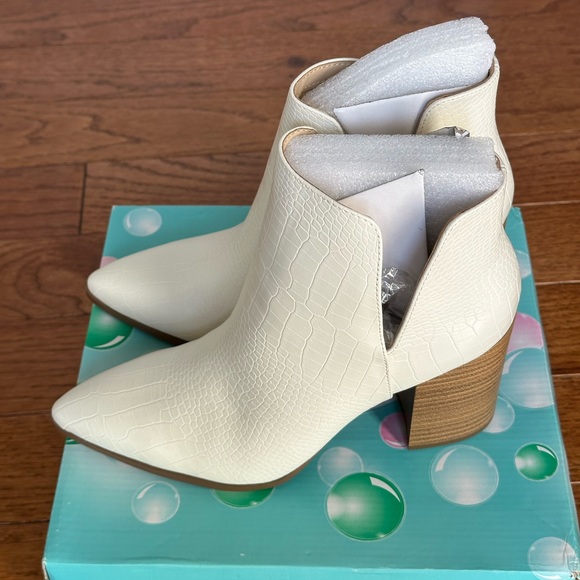 Brand New White textured anklet Bootie - Picture 3 of 8
